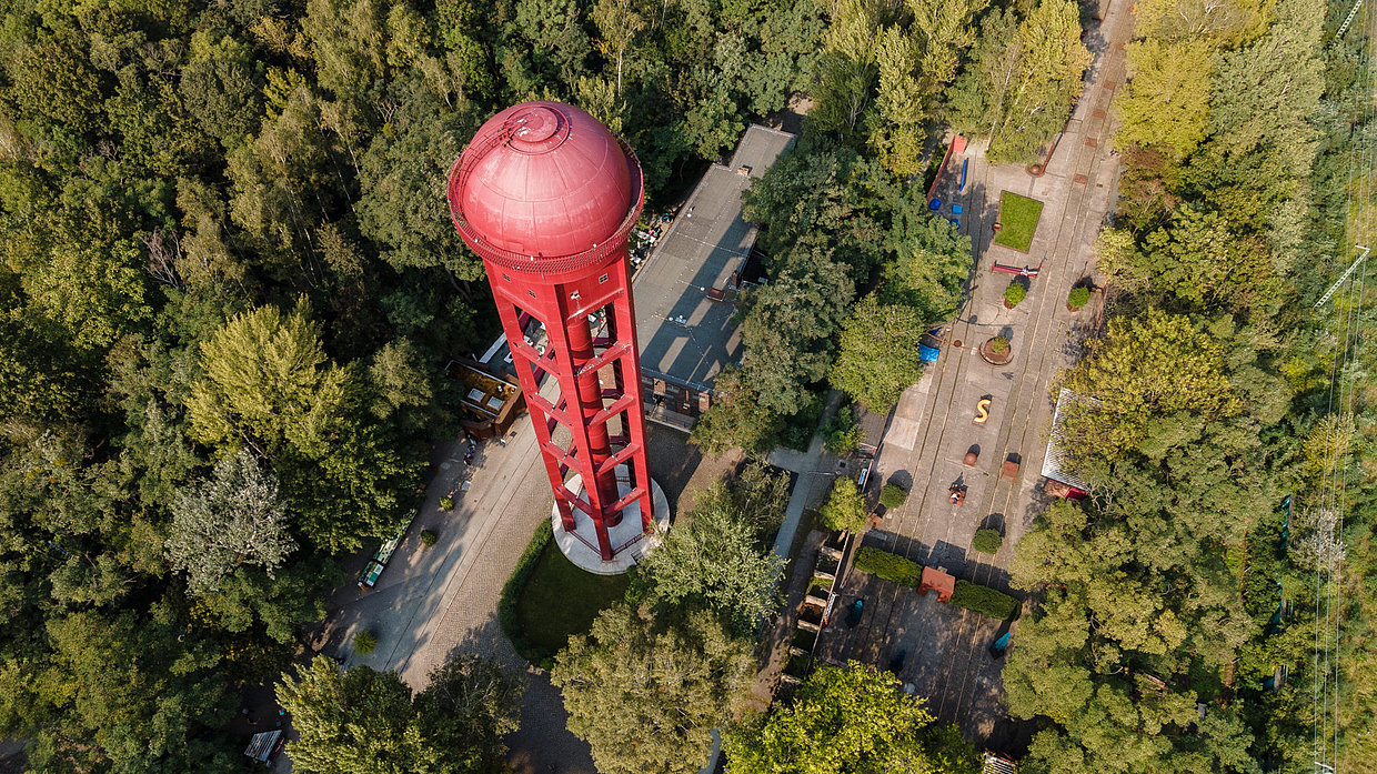 Der rote Wasserturm im Natur Park Südgelände neben dem Giardino Segreto